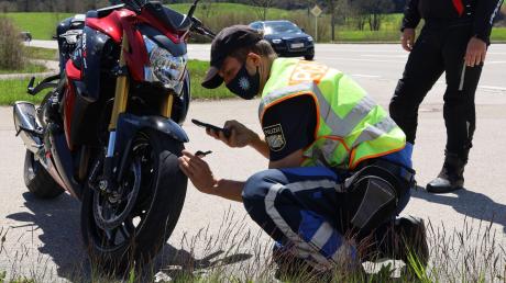 Reicht das Profil? Eine spezielle Kontrollgruppe der Polizei schaut sich Motorräder ganz genau an – und verhindert wenn nötig auch die Weiterfahrt. 	