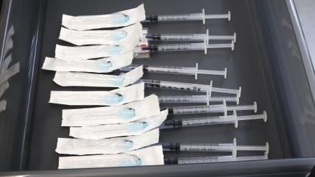 Corona-Impfungen waren nach der Verschärfung der Regeln in Bayern begehrt. Vor dem Impfzentrum in Bad Wörishofen bildeten sich am Montag lange Warteschlangen für die erhofften Injektionen. 