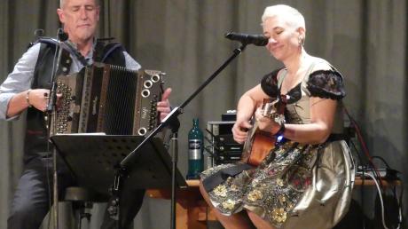 Marion und Wolfgang Filser gastierten als das Duo „VolXmucke“ im Ramminger Stern und begeisterten ihre Fans mit echter Wirtshausmusik. 
