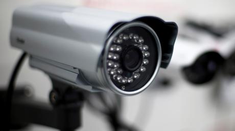 Aus einer Kirche in Maihingen stehlen unbekannte eine Überwachungskamera. Die Polizei ermittelt.
