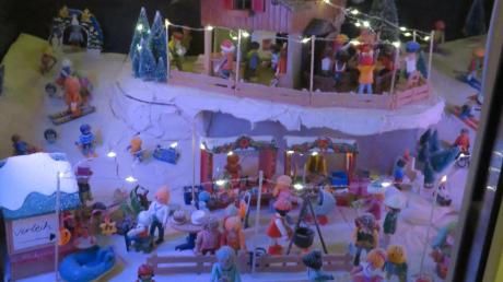 Eine komplette Winterlandschaft mit Playmobilfiguren hat Familie Trautwein in der Kanzelwandstraße gestaltet.