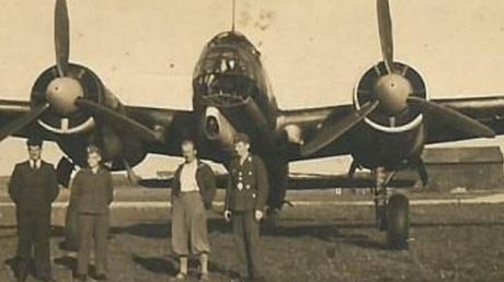 Anton Moser (Zweiter von rechts) vor einem Flugzeug auf dem damaligen Kriegsflugplatz in Bad Wörishofen. Moser kannte das Gelände so gut wie wenige sonst.  	