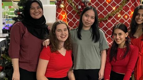 Milena Hölzle (2. von links) aus Stockheim fühlt sich im fernen Singapur wohl. Das Foto entstand beim weihnachtlich-internationalen Essen mit Freundinnen. 