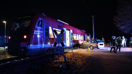 An einem Bahnübergang in Breitenbrunn ist es am Dienstagabend zu einem Unfall gekommen. Dabei rammte ein Auto den vorbeifahrenden Zug.