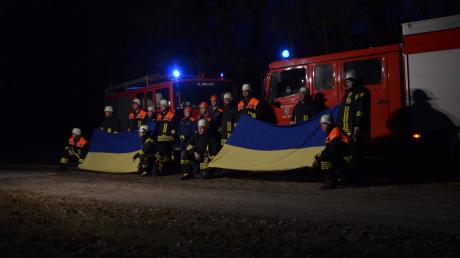 Die Freiwillige Feuerwehr Markt Wald bekundet ihren Respekt gegenüber den Einsatzkräften in der Ukraine. Dafür dreht sie ein Video für die sozialen Netzwerke. 