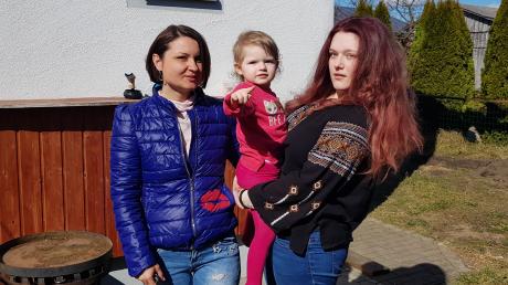 Die Unterriederin Olga Schaut ist bei Marianna (rechts) und ihrer Tochter Carina zu Gast. Beide haben den langen Weg aus der Ukraine hinter sich. 