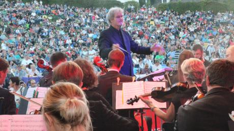 Nils Schad leitet das Orchester "Frisch gestrichen". Das Mondlicht-Open-Air auf der Schwabenwiese in Mindelheim ist eines der kulturellen Höhepunkte der Stadt.