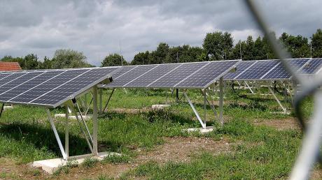 Große Fotovoltaikanlagen – auch Solarparks genannt – findet man inzwischen häufiger, wie hier in Derndorf bei Kirchheim. Bei Obergessertsshausen soll eine solche 4,9  Hektar große PV-Anlage errichtet werden. 