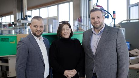 Sie leiten von nun an die Geschicke der Firma Franz Wolf Kunststoffverarbeitung in Kirchheim: (von links) Dr. Michael Hofmann, Petra und Moritz Kaiser. 