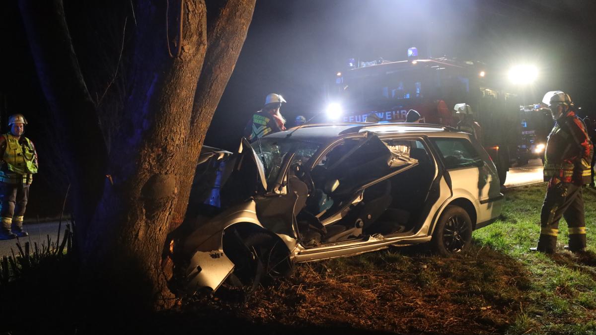 #Türkheim: Schwerer Unfall bei Türkheim: Auto prallt gegen Baum