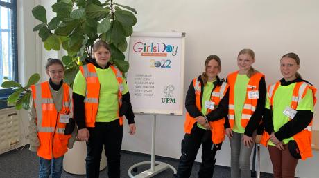 Sie nutzten beim „Girl’s Day“ die Gelegenheit, bei der Papierfabrik UPM in Ettringen hinter die Kulissen zu blichen (von links): Amelie Lehner, Sophie Petry, Vanessa Wörz, Franziska Sailer und Lina Rosengart.