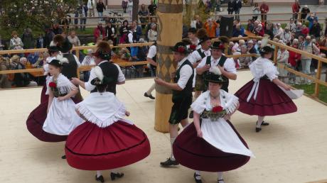 Beim Tanz um den Maibaum zeigen die Mitglieder des Trachtenvereins Bad Wörishofen ihre prachtvollen Gewänder. Zahlreiche Zuschauerinnen und Zuschauer verfolgten die Aufführungen.  