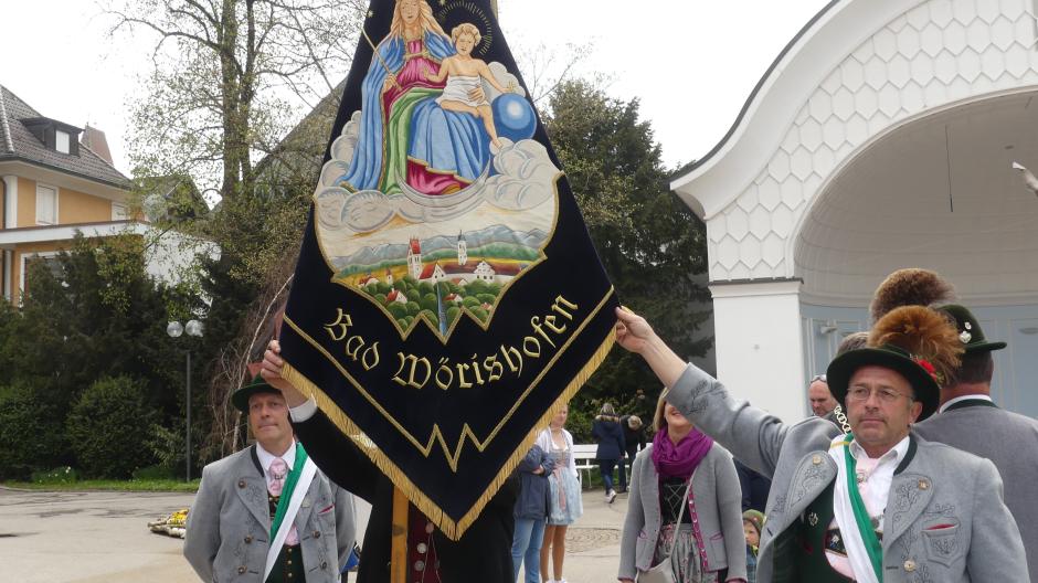 Die Fahne der Trachtler durfte beim Festumzug durch Bad Wörishofens Innenstadt natürlich nicht fehlen.