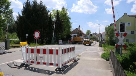 Der Bahnübergang mitten in Pfaffenhausen ist ebenso gesperrt ...