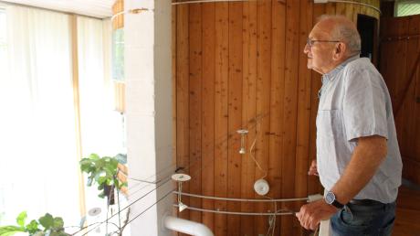 Oskar Schmuck blickt vom Obergeschoss in den lichtdurchfluteten Raum. Er lebt seit 40 Jahren in dem ganz besonderen Haus.