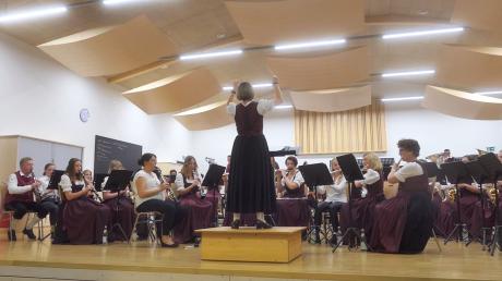 Obwohl es für sie schon das dritte Konzert an diesem Tag war, führte Dirigentin Marina Beer auch die Kapelle in Oberrieden gekonnt und routiniert durch das Maikonzert. Die Gäste dankten mit großem Beifall. 