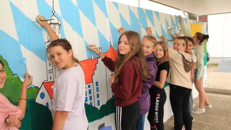 Mit viel Energie und großer Freude haben die Kirchheimer Schülerinnen und Schüler das große Wandgemälde ausgemalt, das Mauro Bergonzoli skizziert hatte. Alle gemeinsam haben so im wahrsten Sinne des Wortes „große Kunst“ geschaffen.
