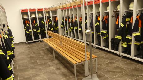 Im Umkleideraum des neuen Feuerwehrhauses ist alles an seinem Platz, damit im Notfall keine Zeit verschwendet werden muss. 