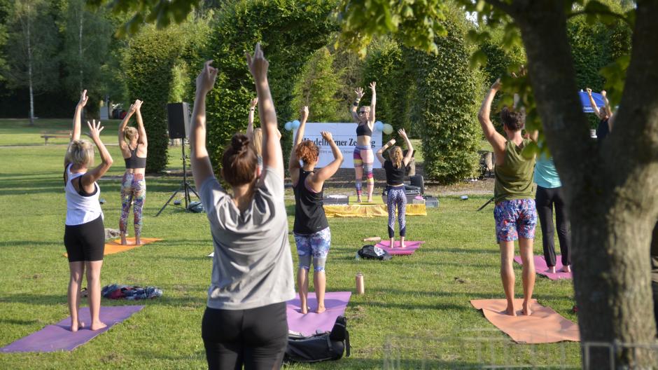 Beim Benefiz-Yoga der Mindelheimer Zeitung nahmen rund 150 Leserinnen und Leser Teil. So sah der Abend im Kurpark Bad Wörishofen aus.