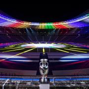 Der Siegerpokal der Fußball-Europameisterschaft 2024 im Olympiastadion in Berlin. Die 17. Fußball-EM wird im Sommer 2024 mit 24 teilnehmenden Mannschaften in Deutschland ausgetragen. 