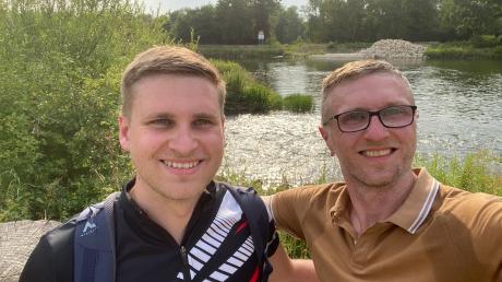 Nach 90 Kilometern haben Johannes Fickel (links) und Benjamin Adelwarth mit den Rädern die Stelle erreicht, wo die Mindel in die Donau mündet.