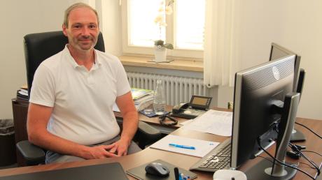 Der Stuhl im Bürgermeisterbüro in Pfaffenhausen ist seit Juli wieder besetzt: Thomas Leinauer musste sich schnell in viele Themen des Marktes einarbeiten.
