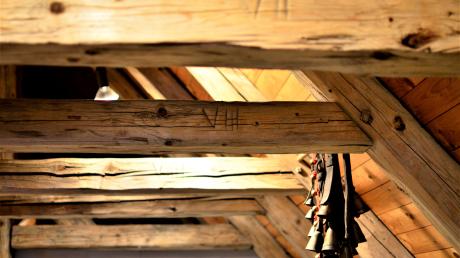 Die damaligen Handwerker haben die Balken des neueren Dachstuhlteils per Gravur direkt ins Holz nummeriert. 