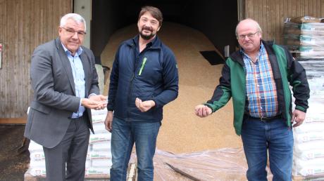 Anton Jall von der Genossenschaftsbank Unterallgäu, Geschäftsführer Christian Gerstle und Niederlassungsleiter Xaver Huttner (von links) der Raiffeisen-Ware präsentieren die Getreideernte. 