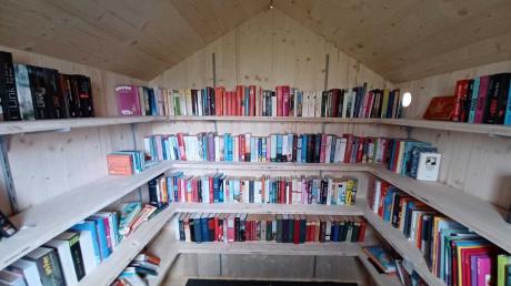 Gegenüber der Kirche in Salgen gibt es neuerdings ein Bücherhäusle, in dem sich alle Lesebegeisterten mit Lesestoff versorgen können. 
