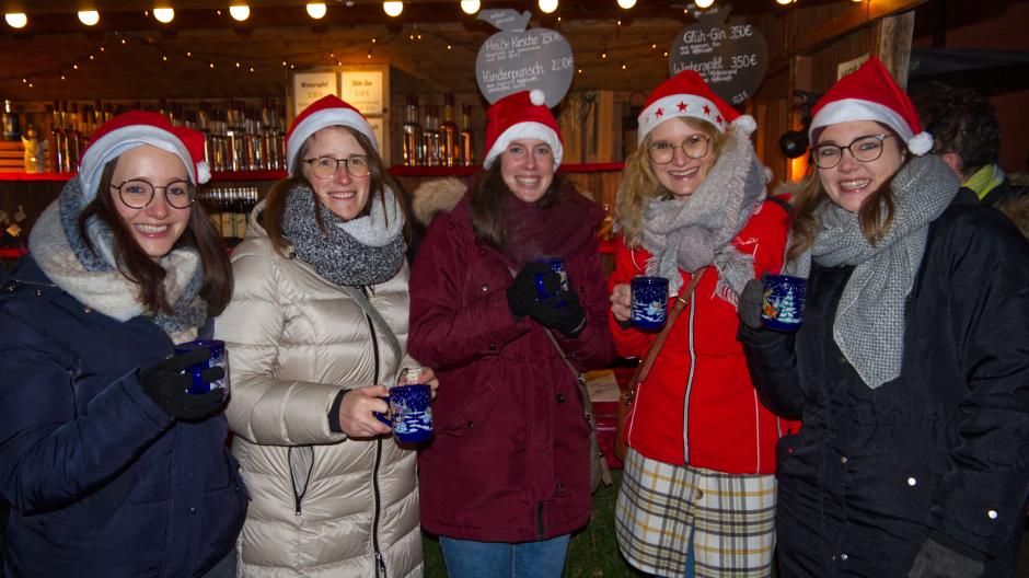 Fünf Freundinnen aus Bad Waldsee besuchten den heimeligen Weihnachtsmarkt in Bad Wörishofen.