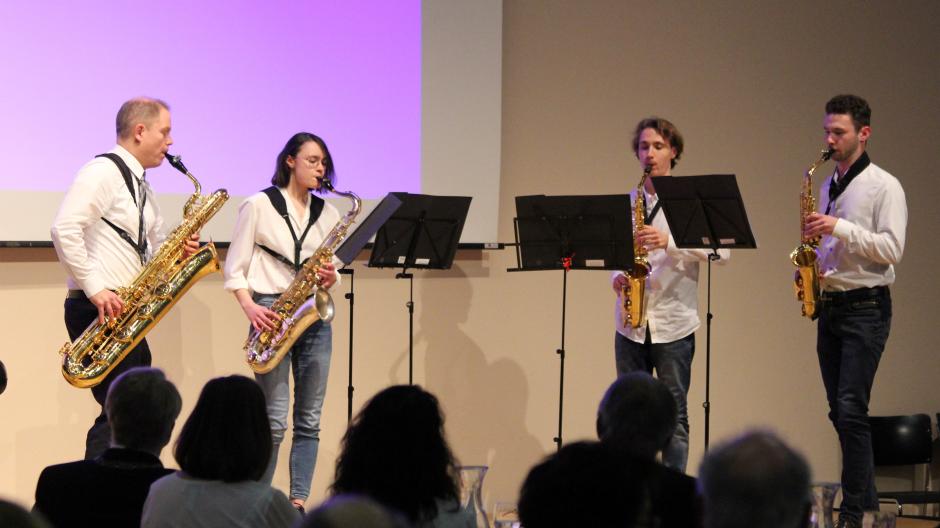 Ulf Kiesewetter, Kristina Rauch, Florian Lutzenberger und Fabian Cecan von der städtischen Sing- und Musikschule musizierten bei der feierlichen Sitzung.