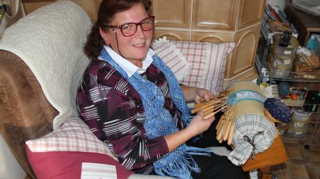 Franziska Mayr sitzt abends besonders gerne entspannt in ihrem Sessel vor dem Kachelofen und klöppelt – seit rund 30 Jahren ist die alte Handwerkskunst ihre Leidenschaft. 