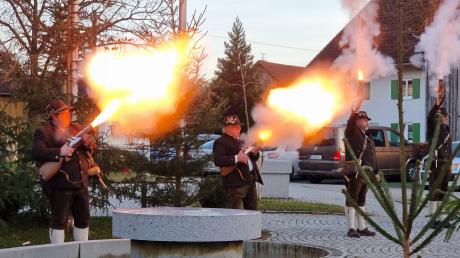 Mit einem lauten Knall begrüßten die Böllerschützen aus Waal-Emmenhausen das neue Jahr beim Empfang der Gemeinde Wiedergeltingen auf dem Dorfplatz. 
