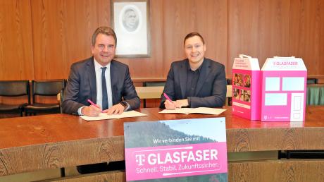Bürgermeister Stefan Welzel (links) und Daniel Frank von der Telekom unterzeichneten die Glasfaser-Vereinbarung. 