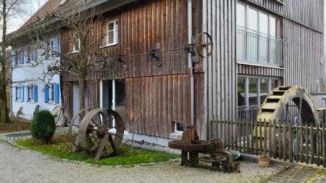 Die Alte Mühle Kirchdorf hat eine lange Geschichte. Unter dem Ehepaar Marquardt blühte das Ensemble auf. Im Rahmen der Sanierung wurde auch ein großes Wasserrad neu angebracht, das eine moderne Turbine antreibt. Auf diese Weise kann eigenständig Strom erzeugt werden. 