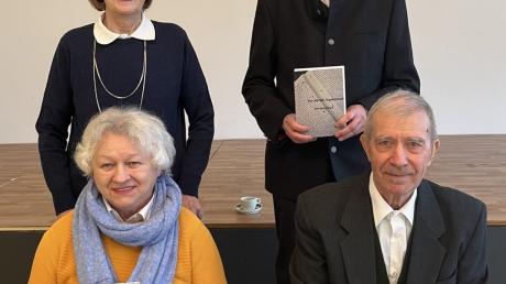 Buchvorstellung im evangelischen Gemeindesaal (vorne): Angelika Beck und Autor Georg Lauer. Hinten Karin Donath und Manfred Gittel. 