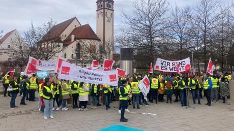 Rund 150 Klinikmitarbeiterinnen und -mitarbeiter streikten vor dem Mindelheimer Forum. 