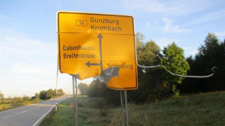 eines der gesprengten Verkehrsschilder bei Pfaffenhausen.