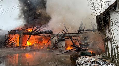 In Wiedergeltingen ist eine Halle in Flammen aufgegangen.