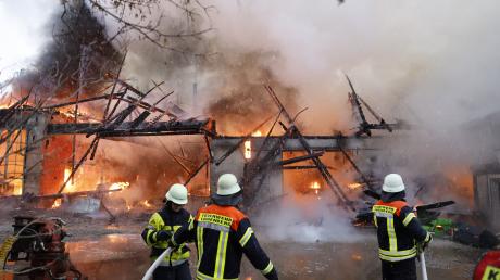 Bei einem Großbrand in Wiedergeltingen ist ein enormer Schaden entstanden. 