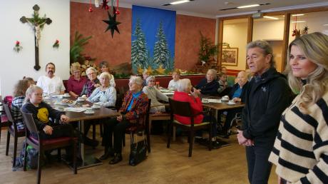Peter Maffay, seine Frau Hendrikje Balsmeyer und 18 Grundschulkinder sorgten für eine vorweihnachtliche Überraschung im Seniorenzentrum St. Anna in Pfaffenhausen.