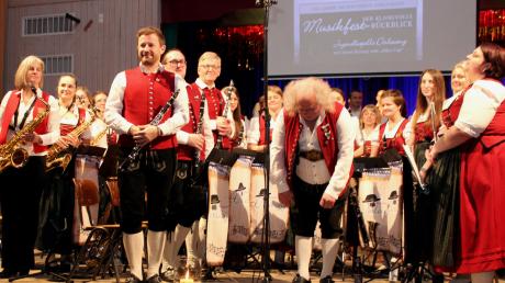 Viel Beifall gab es für die Musikkapelle Dirlewang nach dem Jahreskonzert. Seit über 30 Jahren leitet Klaus-Jürgen Herrmannsdörfer die Kapelle.