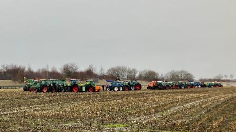 Rund 50 Traktoren bildeten an der A96 bei Wiedergeltingen eine Mahnwache.