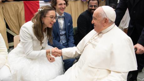 Der große Moment: Papst Franziskus gratuliert Michaela und Martin Dietrich zur Hochzeit. 