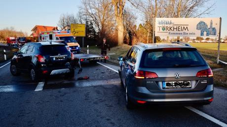 Nach diesem Unfall bei Türkheim musste die Straße voll gesperrt werden.