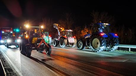 An der A96-Anschlussstelle Bad Wörishofen bei Türkheim sind bereits protestierende Bauern mit ihren Traktoren unterwegs. 