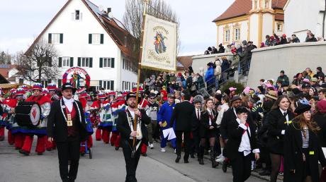An die 10.000 Narren und Närrinnen feierten gemeinsam beim Faschingsumzug in Zaisertshofen.