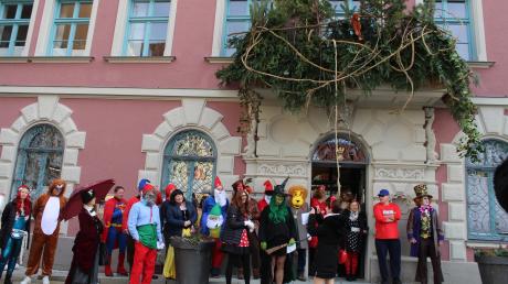 Das Mindelheimer Rathaus wurde zum Disney-Land und die Mitarbeiter hatten sich originelle Kostüme ausgedacht.