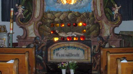 Zur Osterzeit werden seit einigen Jahren wieder "Heilige Gräber" in manchen Kirchen aufgebaut. Unser Bild entstand in Rammingen.