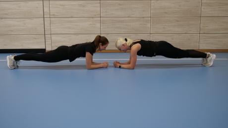Teresa Schmid und Lea Eckel von der Zaisonarria haben für die MZ-Fastenserie ein Zehn-Minuten-Fitnessprogramm zusammengestellt. Auch die hier gezeigten Planks gehören dazu.